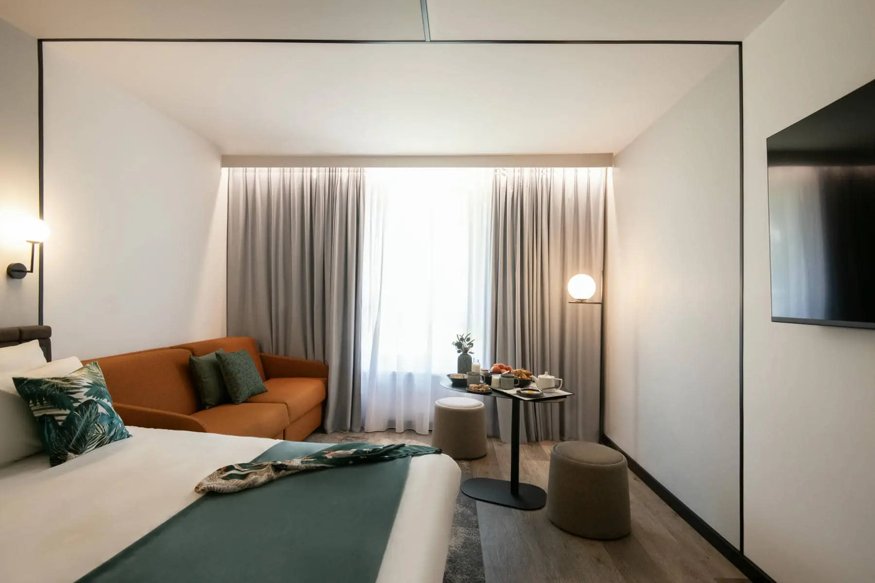 une chambre d'hôtel avec un canapé et une table