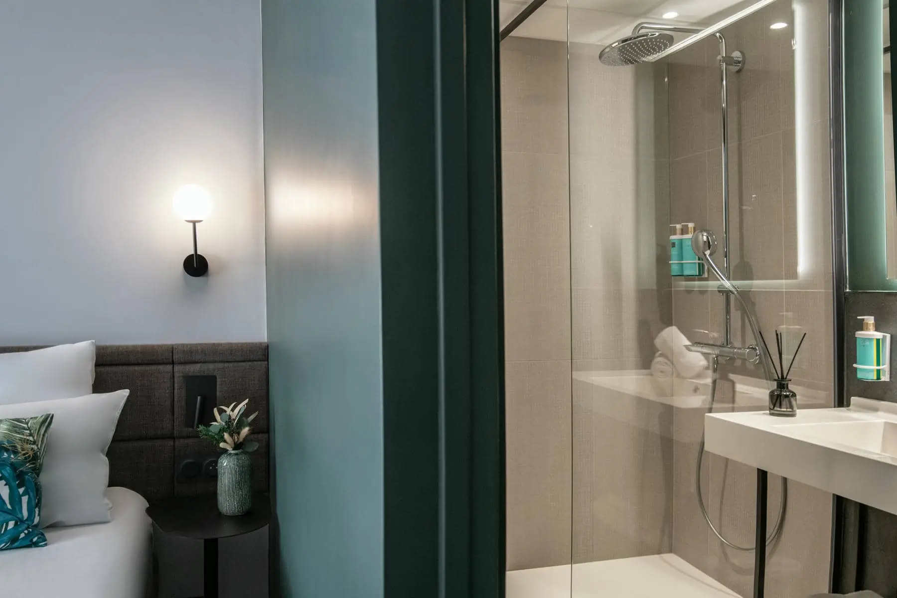 une salle de bain avec une douche à l'italienne et un lavabo