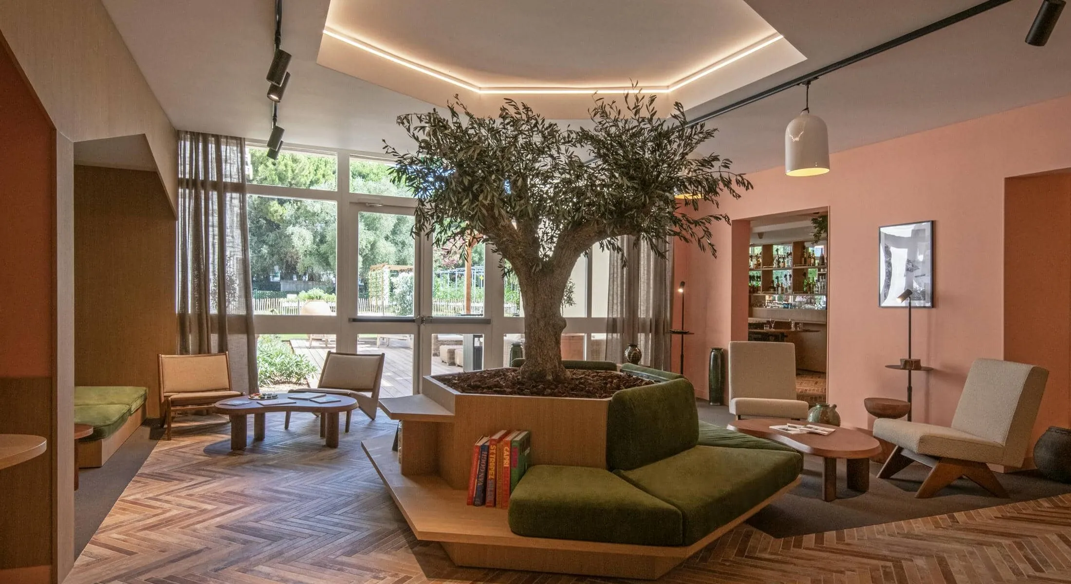 une pièce avec un arbre en son centre