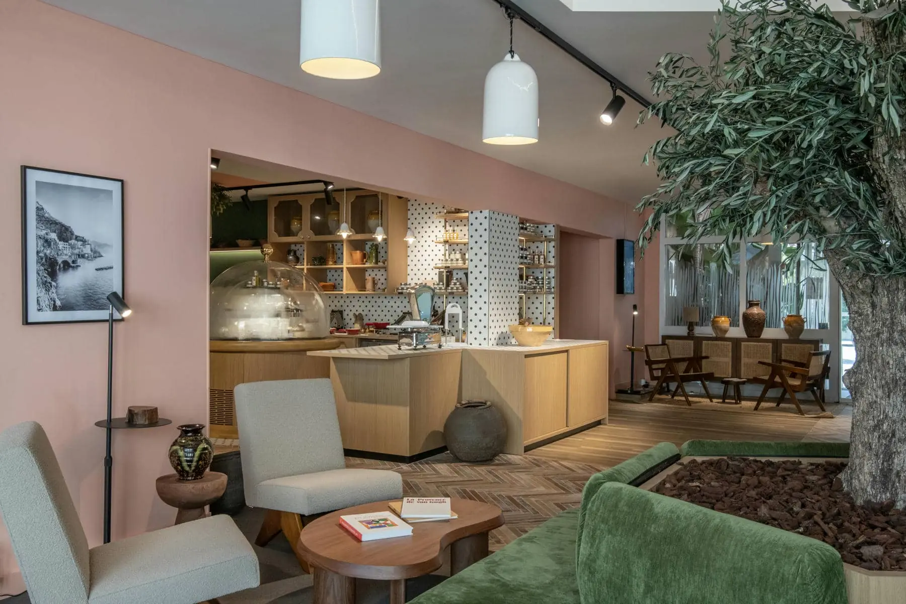 un livre sur une table dans une pièce aux murs roses