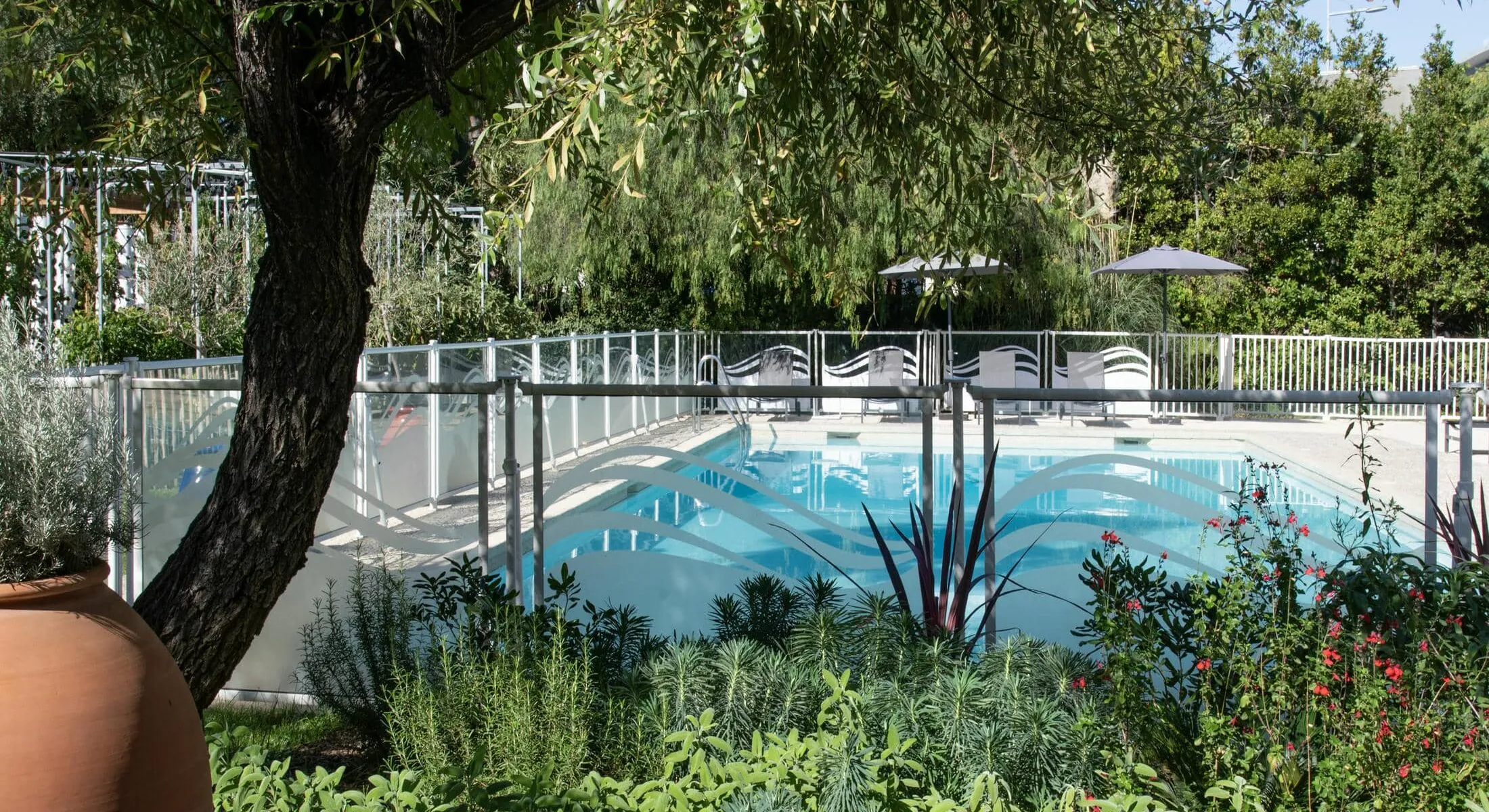 une grande piscine entourée d'une clôture