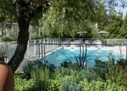 une grande piscine entourée d'une clôture