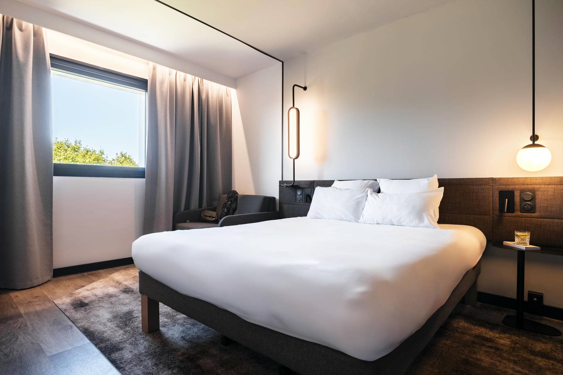 une chambre d'hôtel avec un lit et une chaise