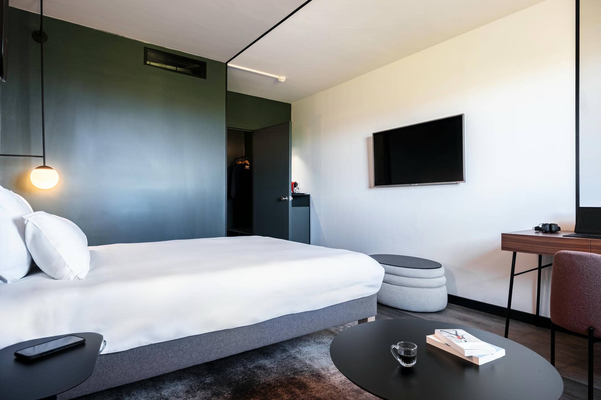 une chambre d'hôtel avec un lit et une télévision à écran plat