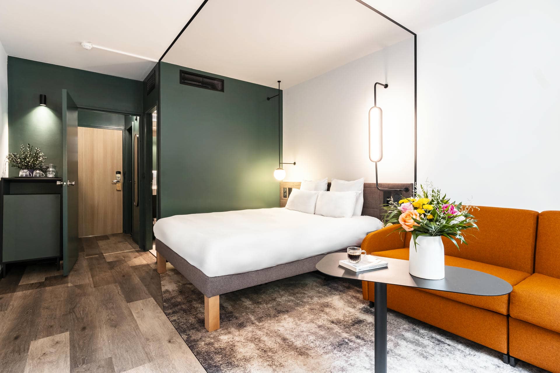 une chambre d'hôtel avec un lit et un canapé