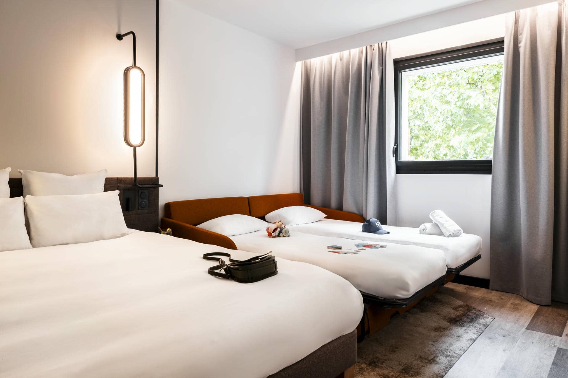 une chambre d'hôtel avec deux lits et un canapé