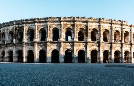 Vue des Arènes de Nîmes sous un ciel bleu