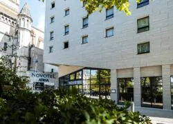 un bâtiment portant le mot novotel