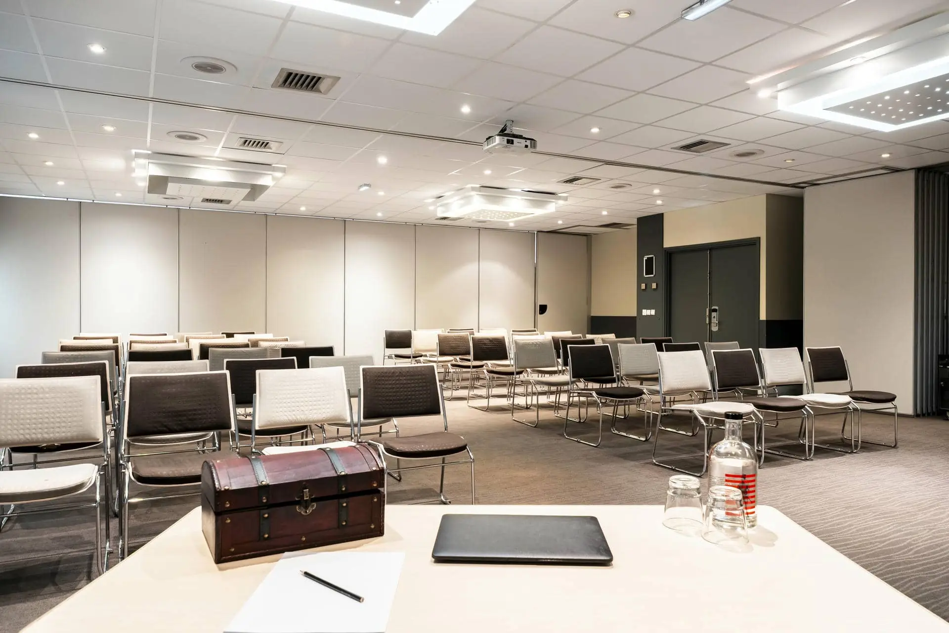 une salle de conférence avec un projecteur au plafond