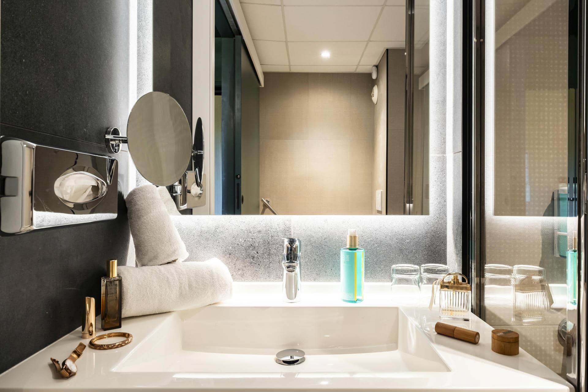 une salle de bain avec un lavabo et un miroir