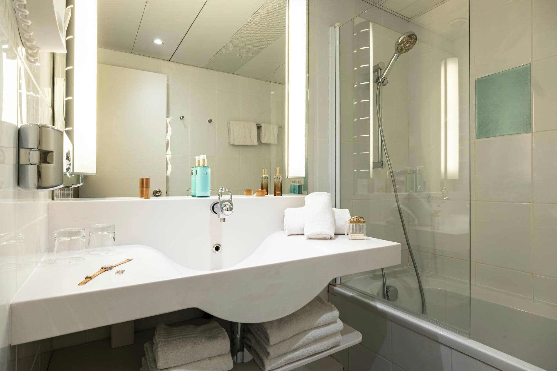 une salle de bain avec un lavabo, un miroir et une baignoire