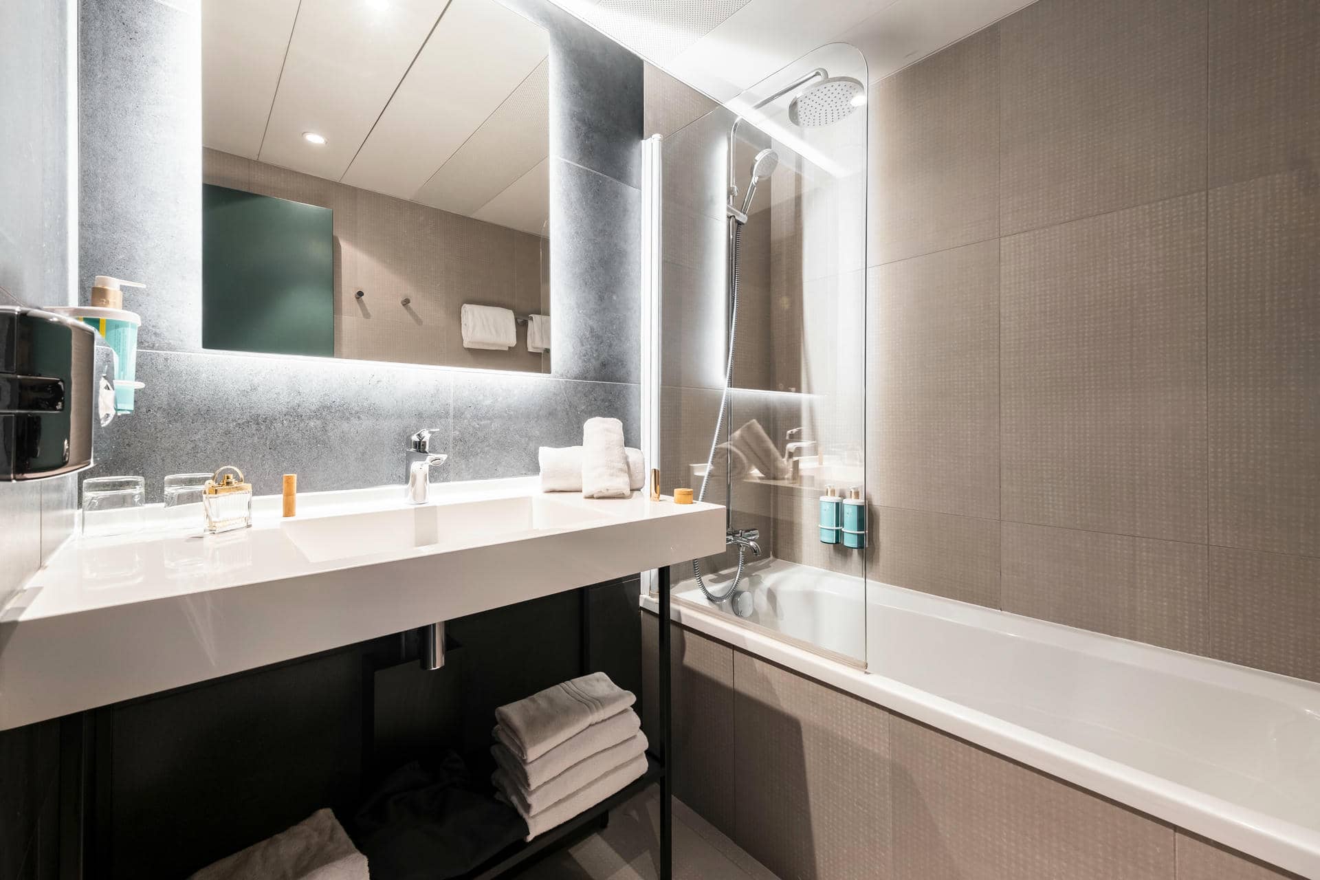 une salle de bain avec deux lavabos et une baignoire