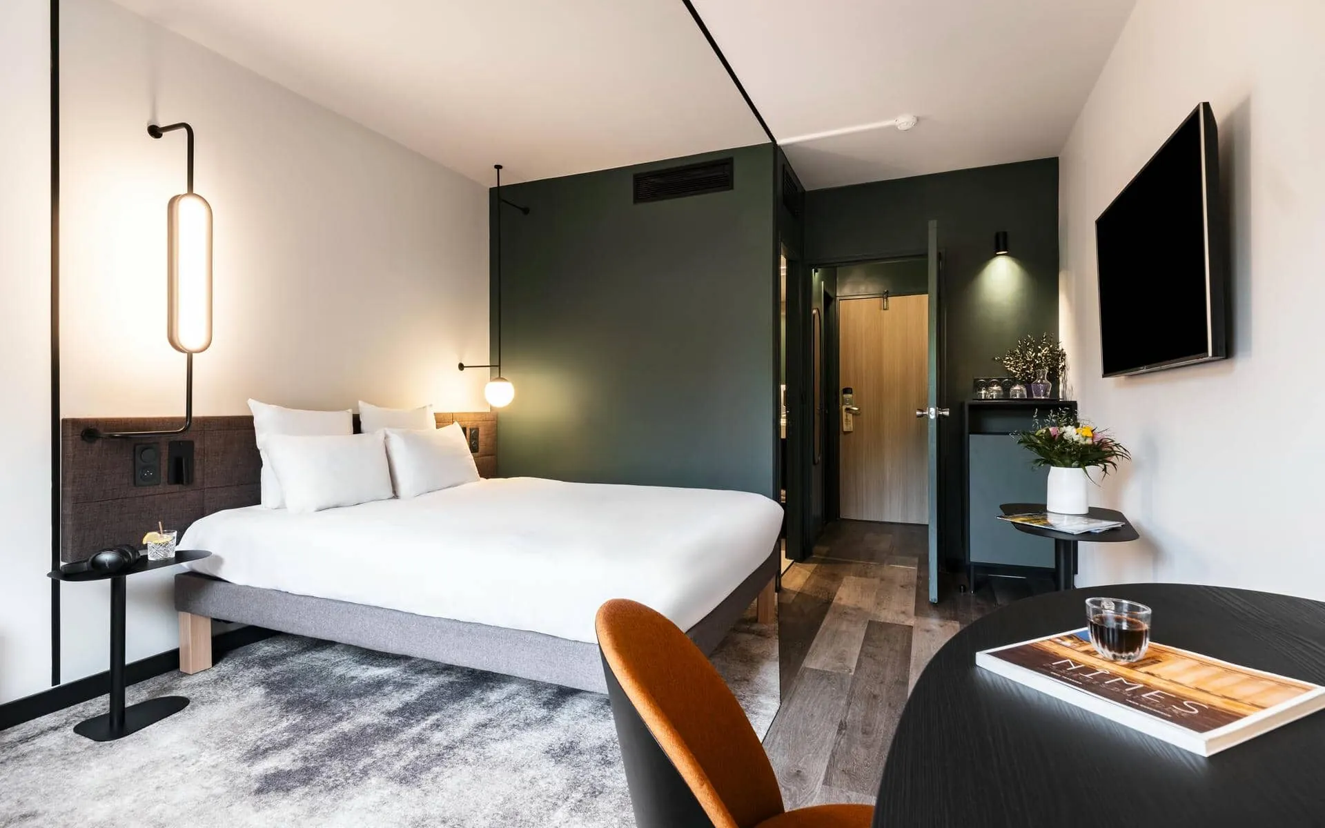 une chambre d'hôtel avec un lit et un livre intitulé blues