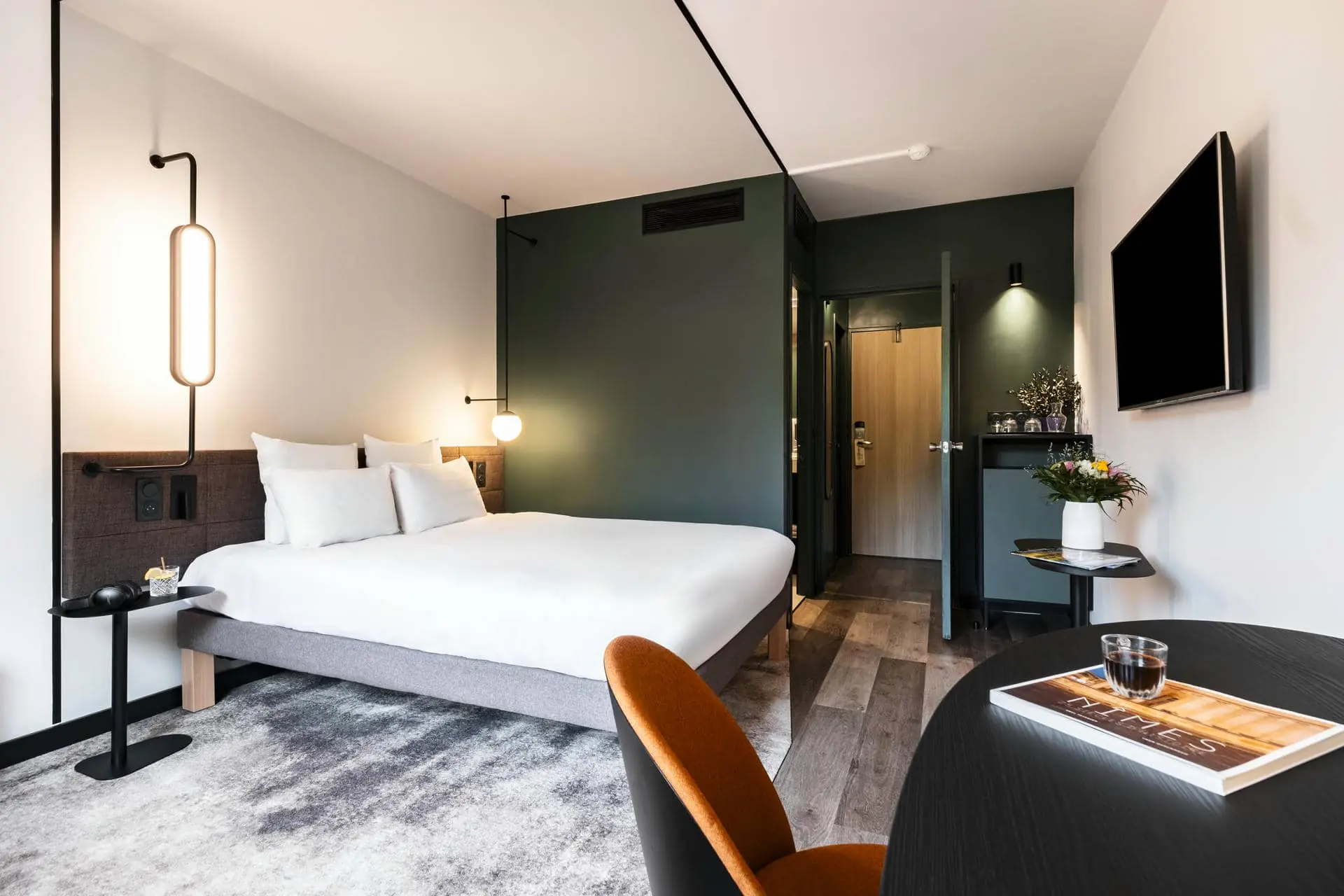 une chambre d'hôtel avec un lit et un livre intitulé blues