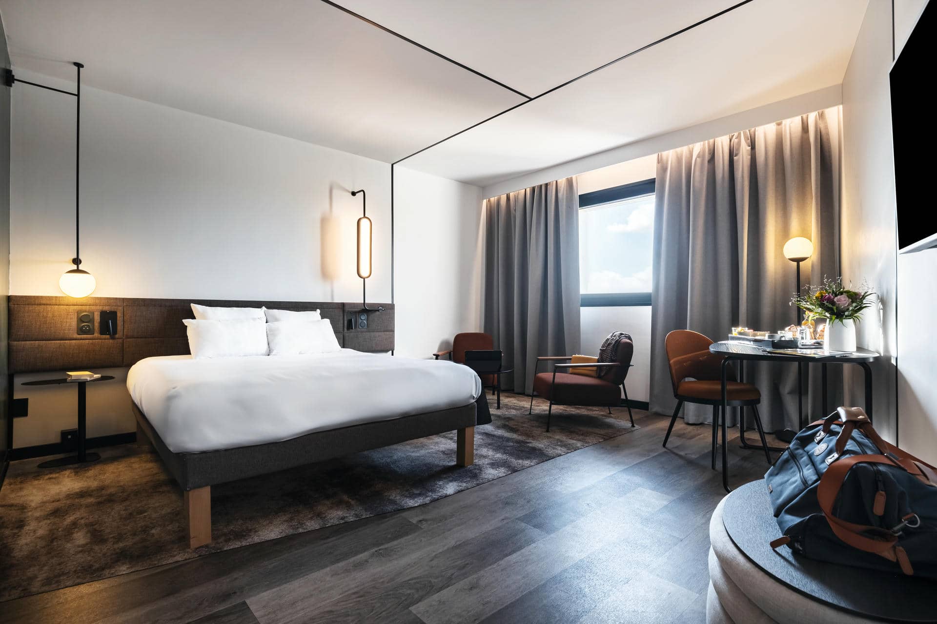 une chambre d'hôtel avec un grand lit et des chaises