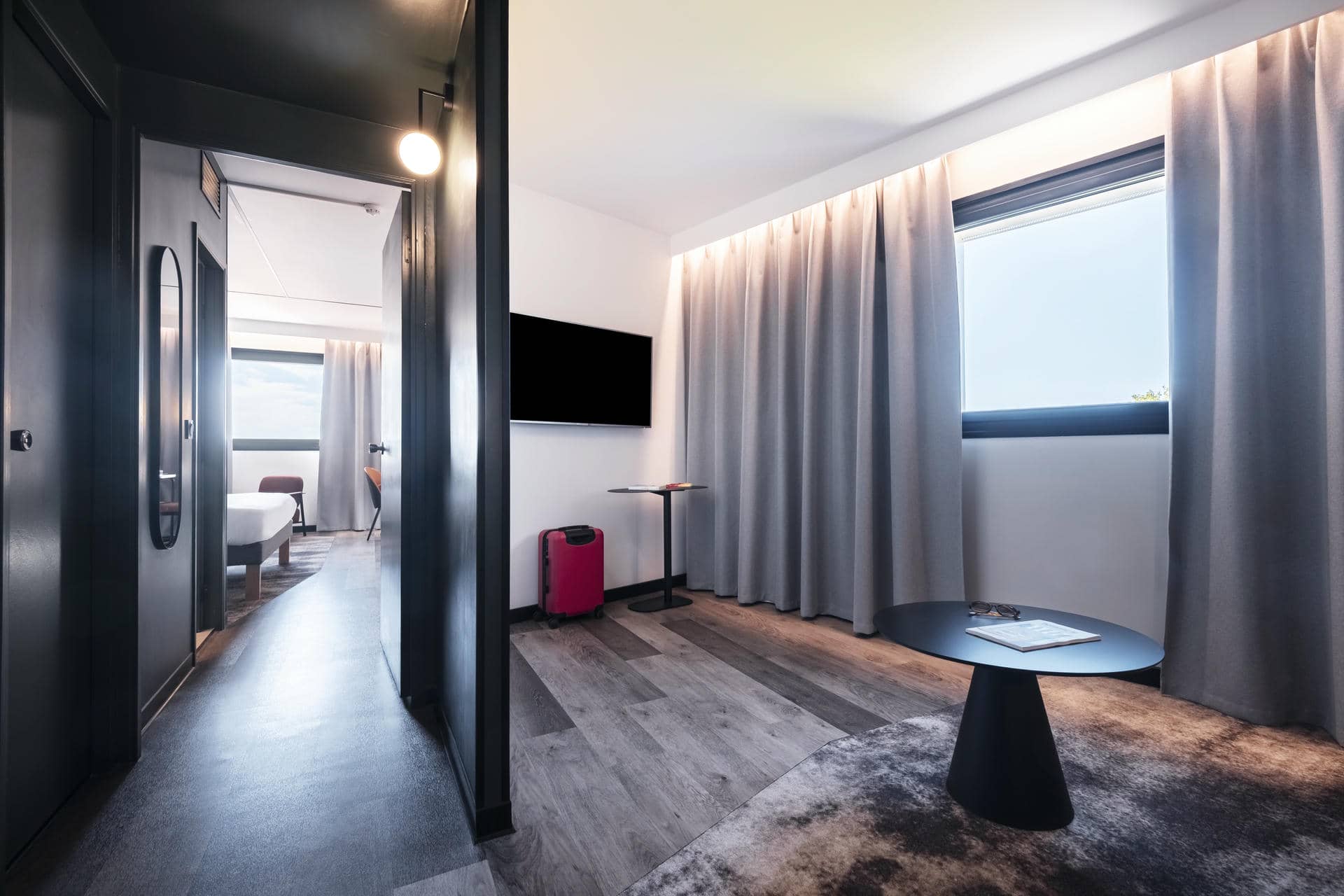 une chambre d'hôtel avec une télévision à écran plat accrochée au mur