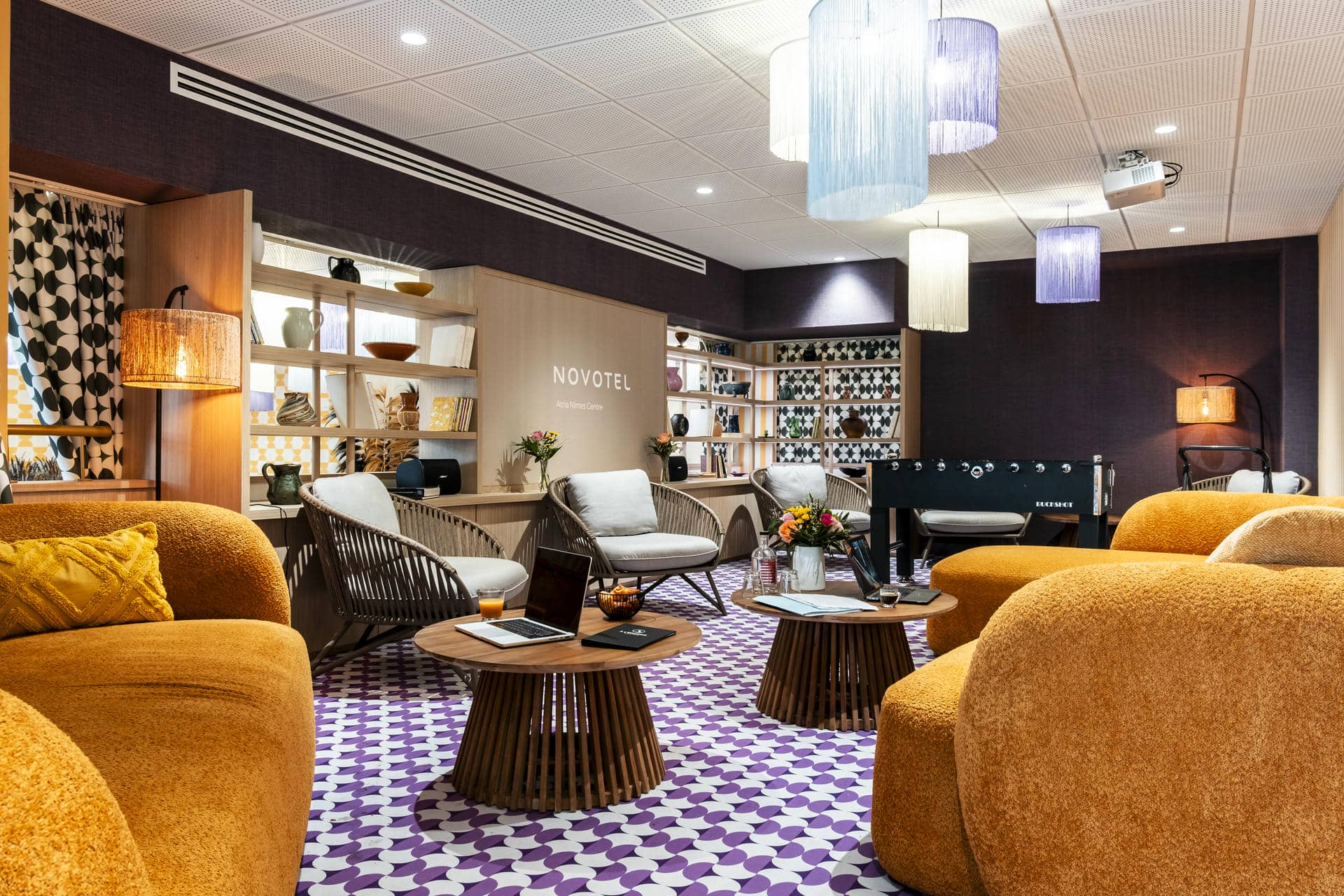 une chambre avec un panneau portant l'inscription novotel