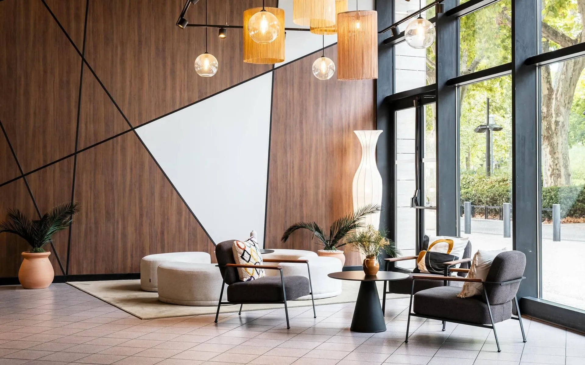 une pièce avec beaucoup de meubles et une grande fenêtre