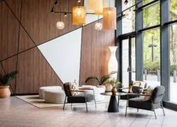 une pièce avec beaucoup de meubles et une grande fenêtre