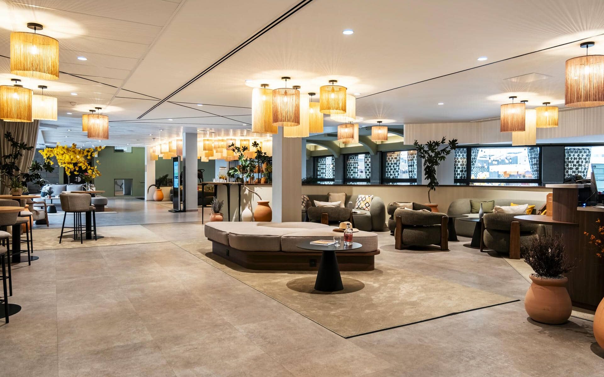 une grande pièce avec de nombreux meubles et des lampes suspendues au plafond