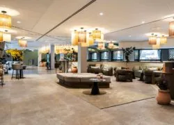 une grande pièce avec de nombreux meubles et des lampes suspendues au plafond