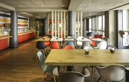 un restaurant avec tables et chaises et un buffet