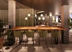 une impression d'artiste d'un restaurant avec une table en bois et des chaises vertes