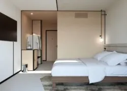 une chambre d'hôtel avec un lit et une télévision à écran plat