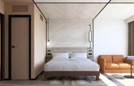 une chambre d'hôtel avec un lit et un canapé