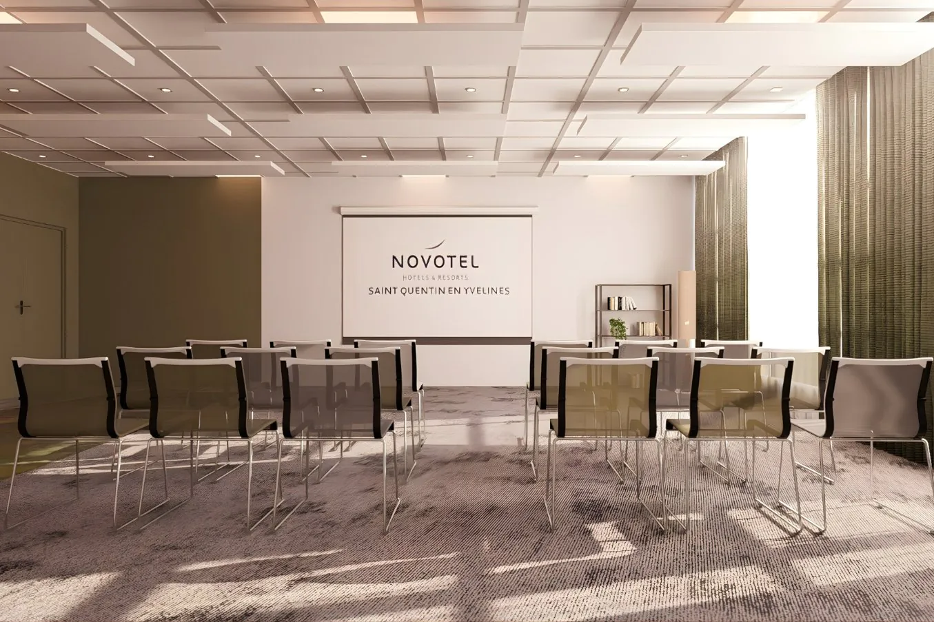 en::Meeting room with sheer curtains and khaki double drapes partially open, thick plum-toned carpet, khaki, black and white chairs arranged in theatre style, facing a screen displaying the Novotel Saint-Quentin-en-Yvelines logo. fr::Salle de réunion avec voilages et doubles rideaux kakis partiellement ouverts, moquette épaisse aux tons parme, chaises kaki, noires et blanches disposées en théâtre, face à un écran affichant le logo Novotel Saint-Quentin-en-Yvelines.