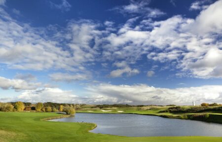 un terrain de golf avec un lac en son centre