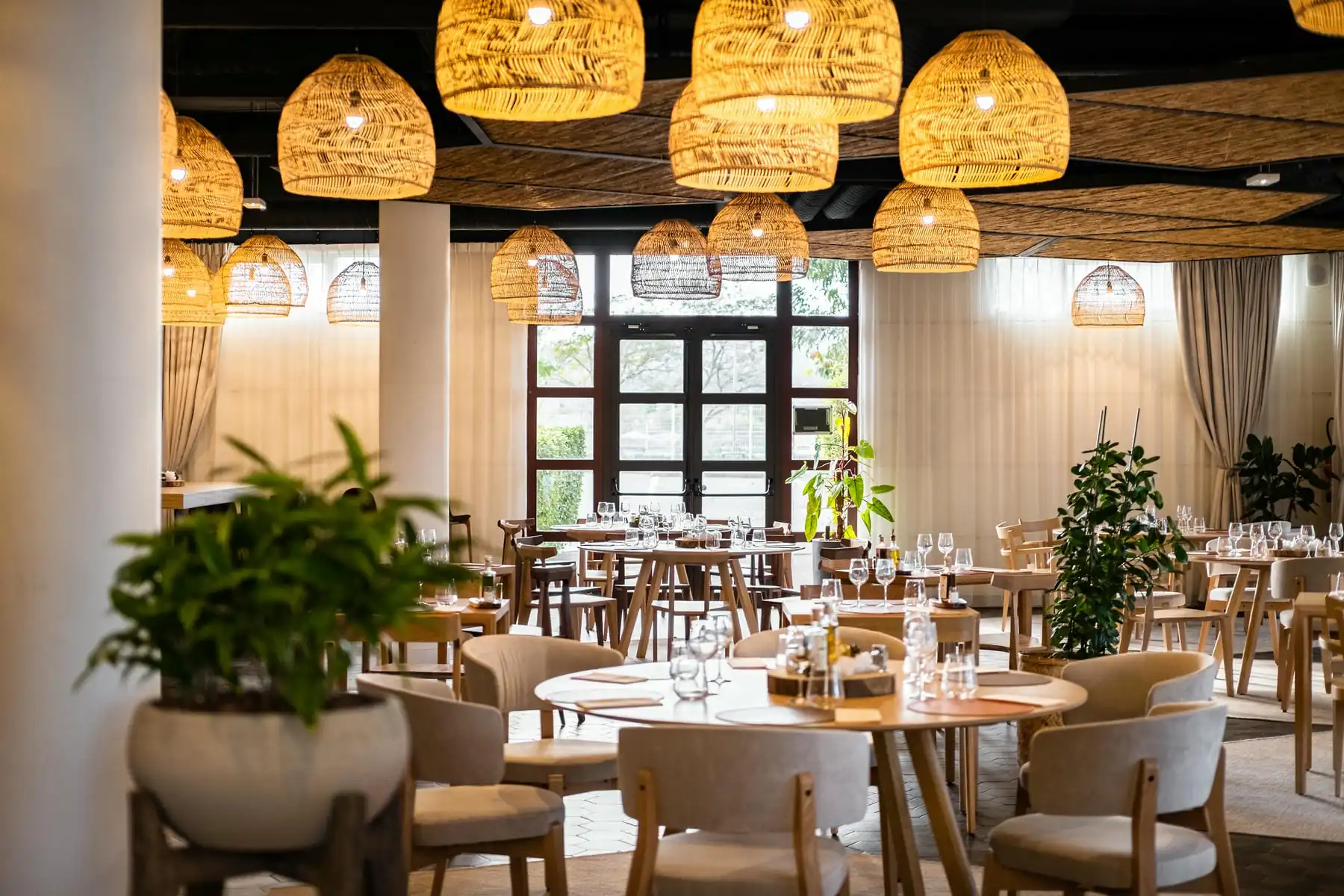 un restaurant avec beaucoup de tables et de chaises