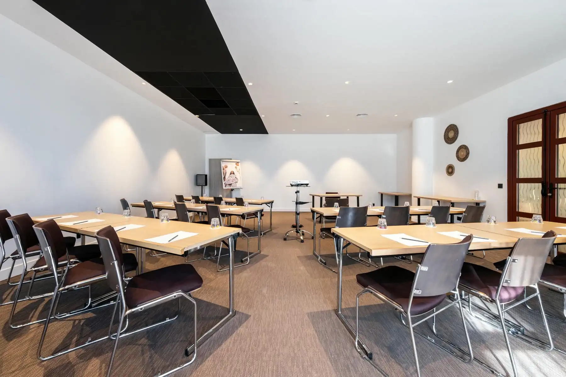 une salle avec des tables et des chaises pour une réunion
