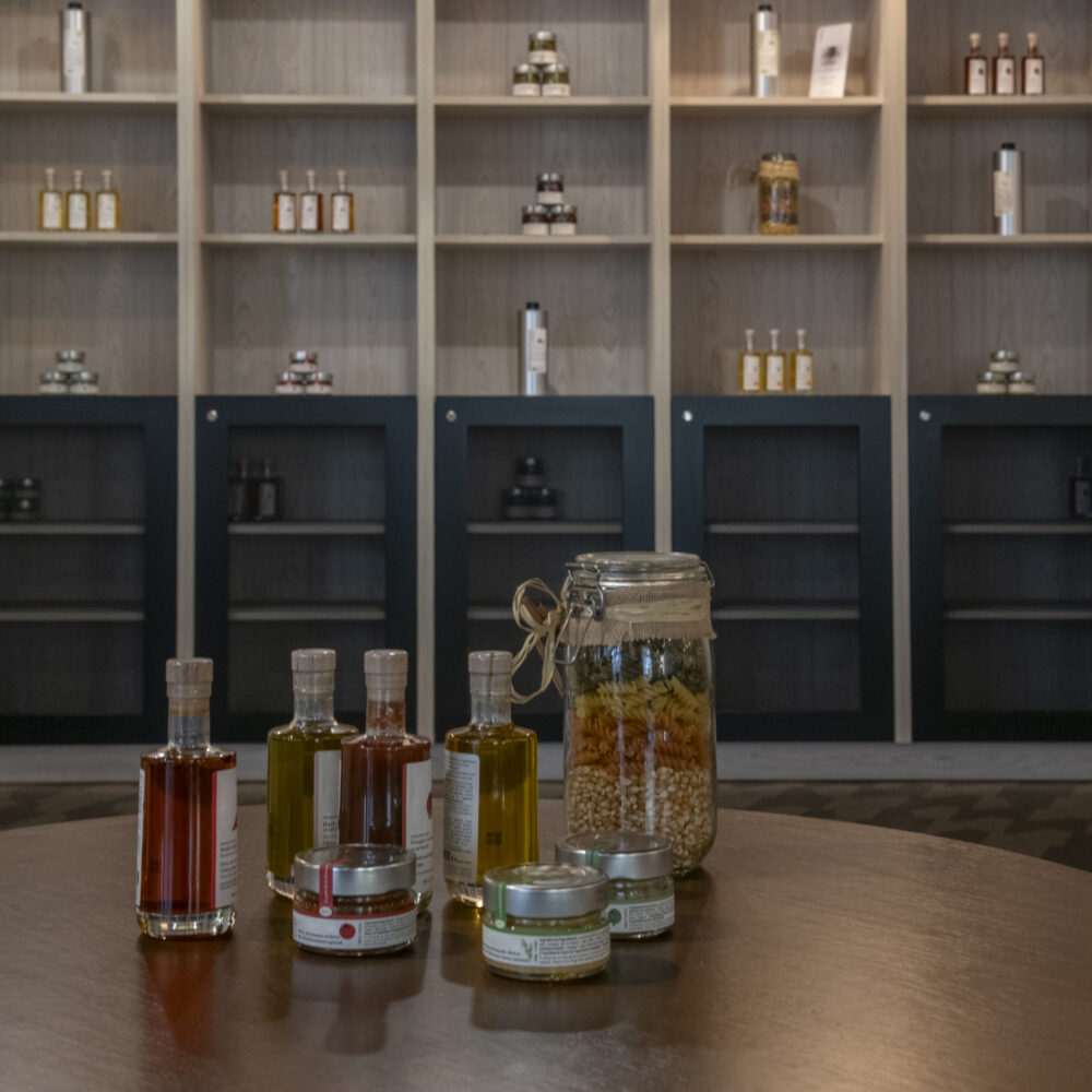 une table sur laquelle se trouvent des bouteilles et des bocaux de la boutique A l'Epicerie