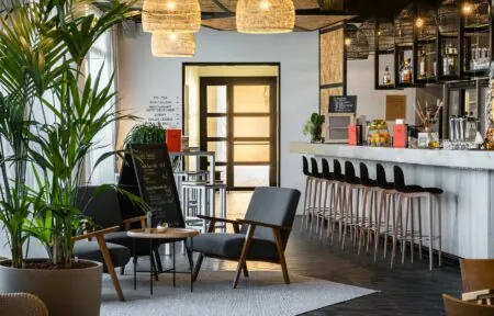 un restaurant dont l'enseigne porte la mention " bar salon "