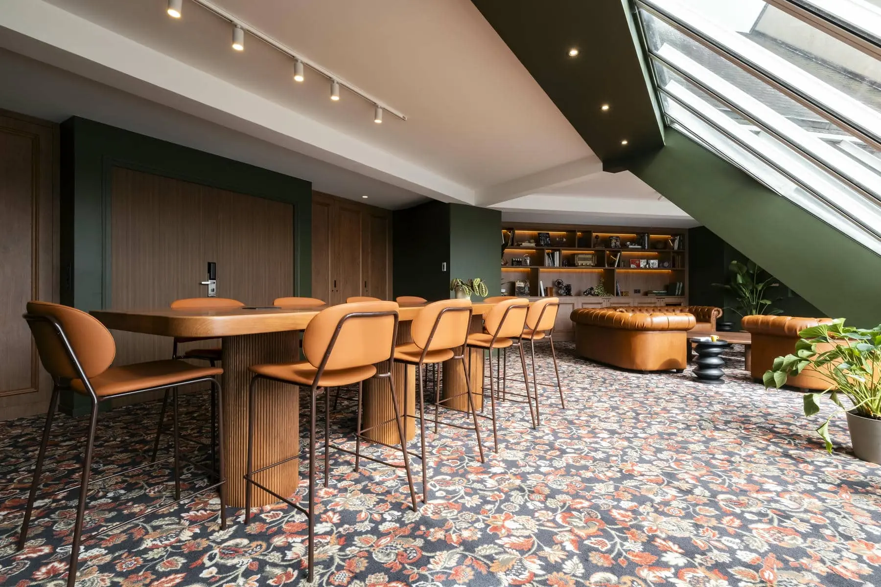 une pièce avec une table et des chaises et une grande fenêtre