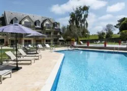 une grande piscine entourée de chaises longues et de parasols