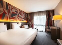 une chambre d'hôtel avec un grand lit et un bureau