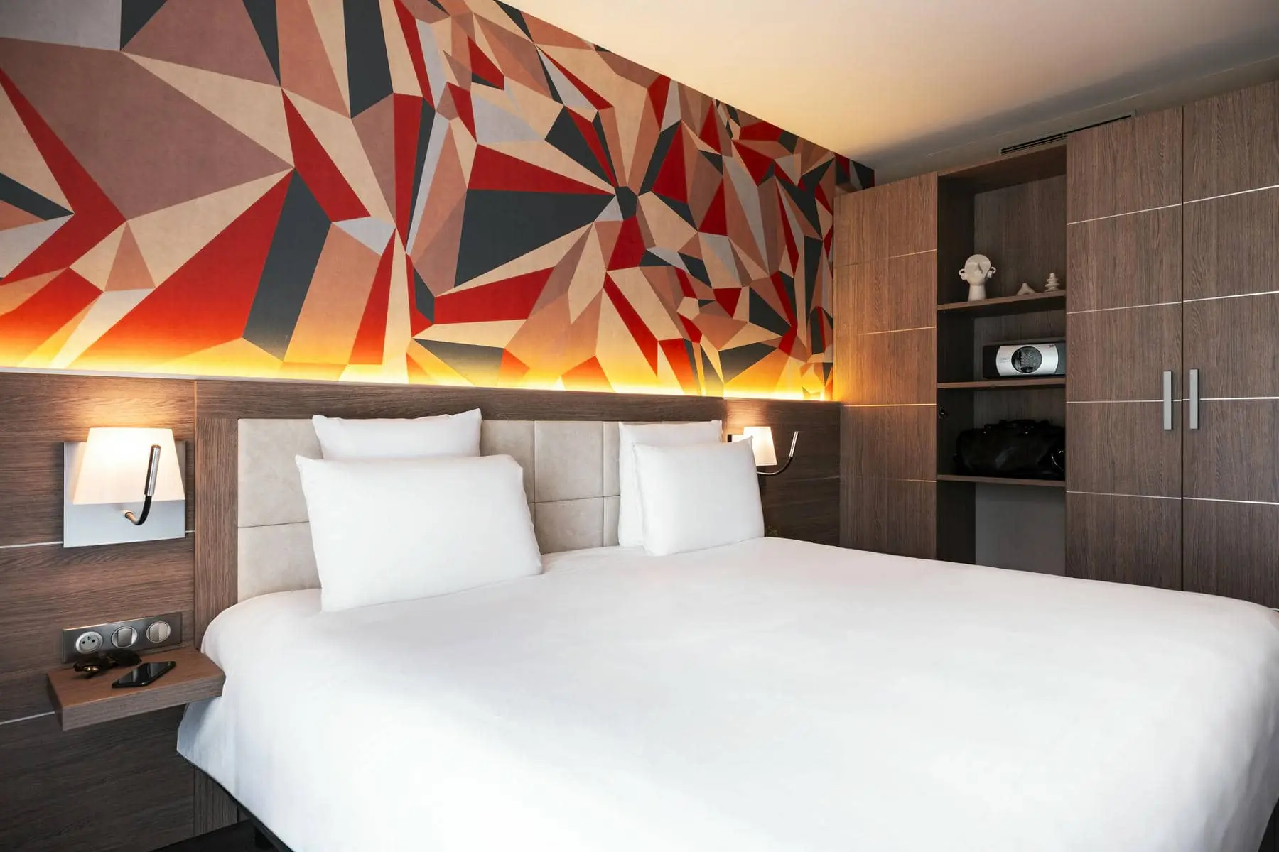 une chambre d'hôtel avec un lit et un tableau au mur