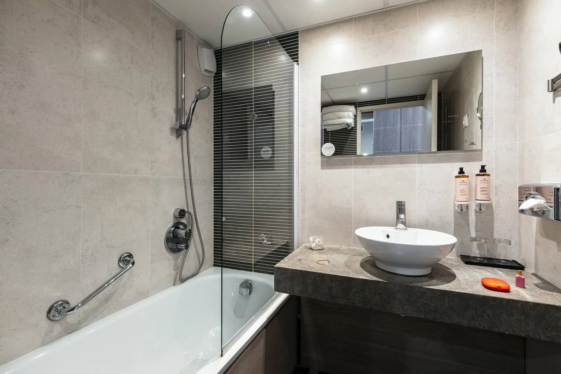 une salle de bain avec un lavabo et deux flacons de lotion