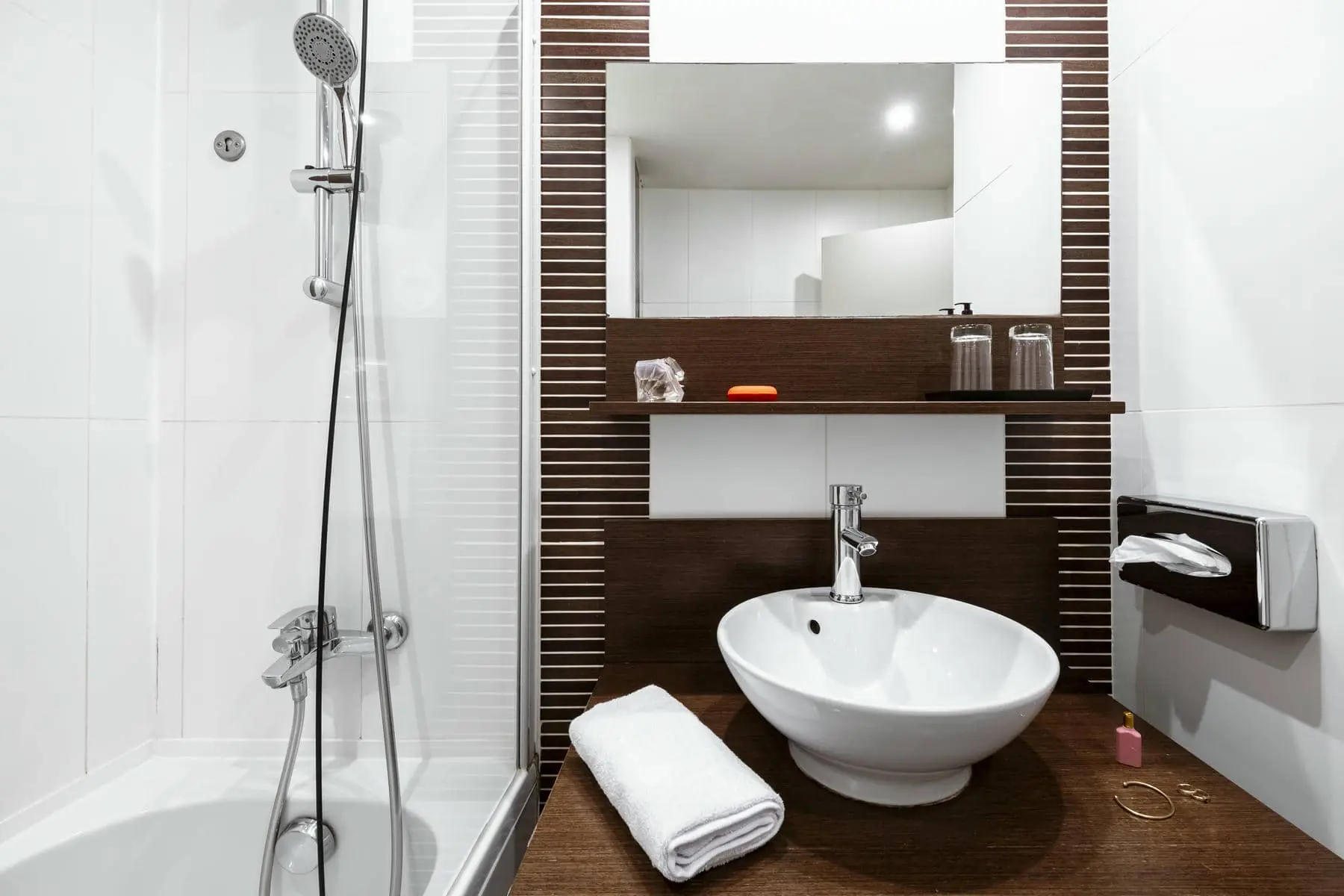 une salle de bain avec un lavabo et une douche