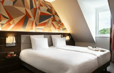 une chambre d'hôtel avec deux lits et une fenêtre