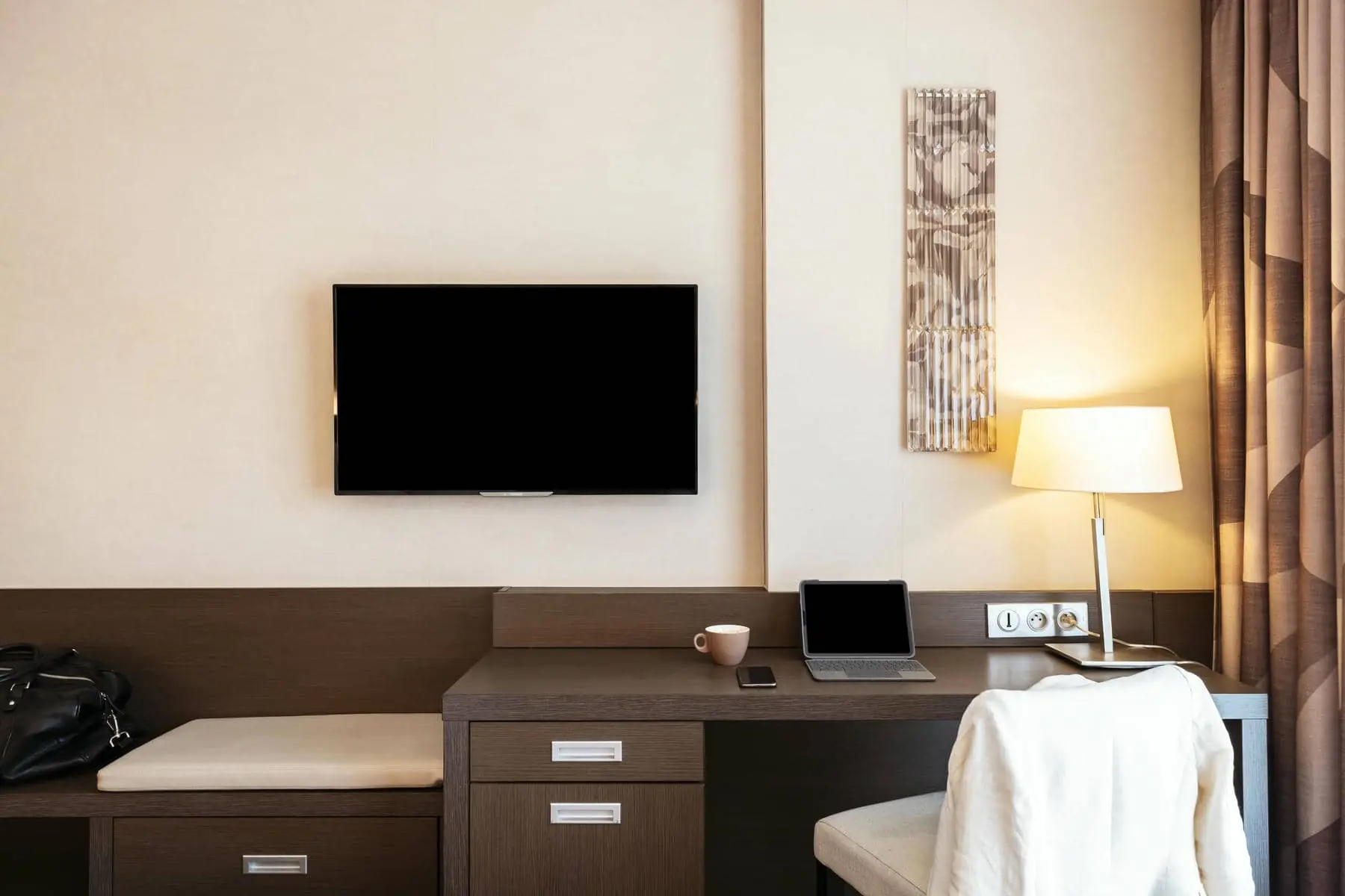 un bureau sur lequel se trouve un ordinateur portable et une tasse de café