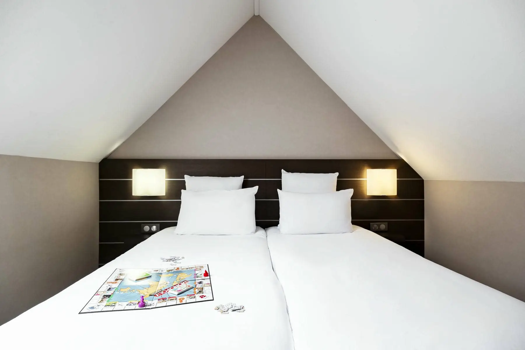 un lit avec un jeu de monopoly dessus