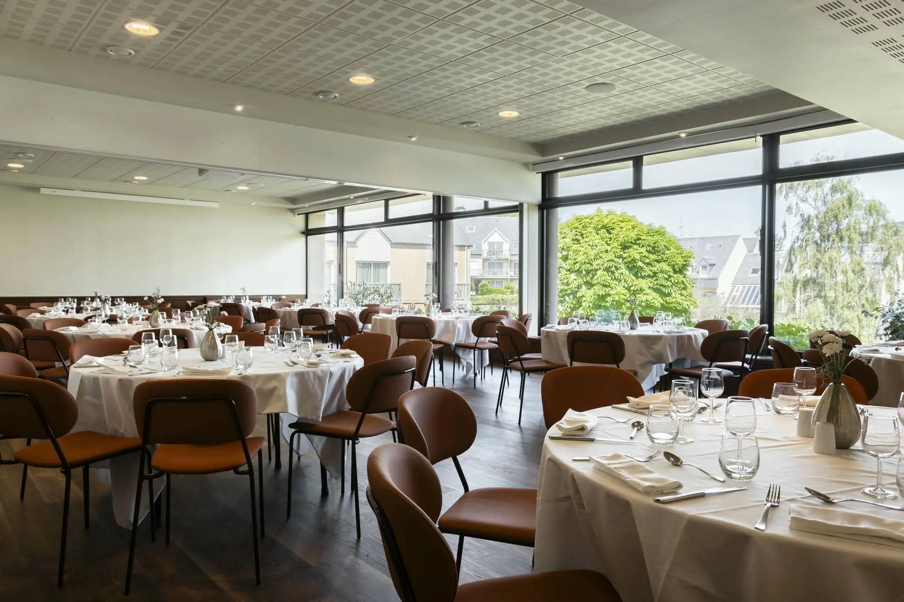 une grande salle avec des tables et des chaises pour un banquet