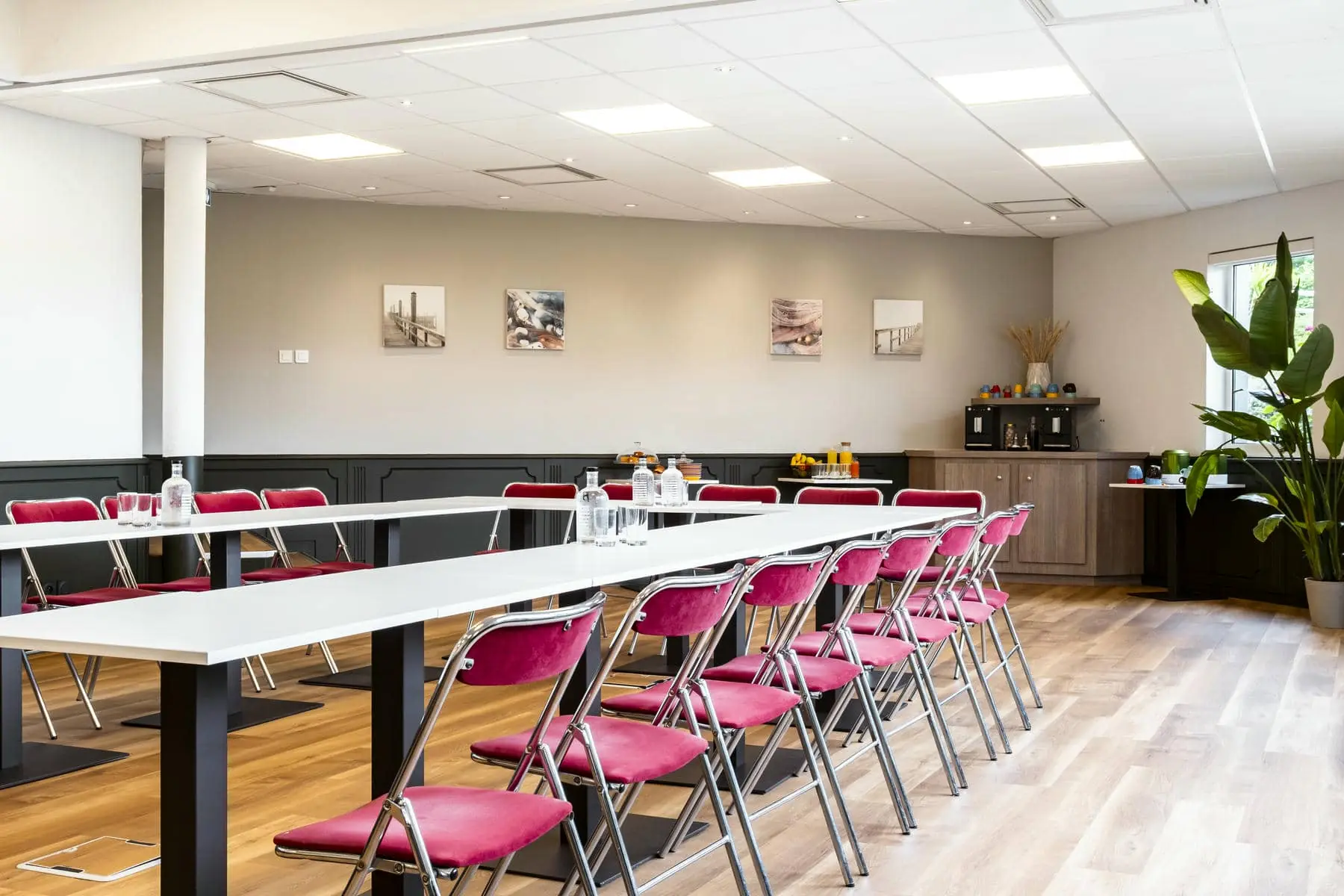 une salle avec des tables et des chaises pour une réunion