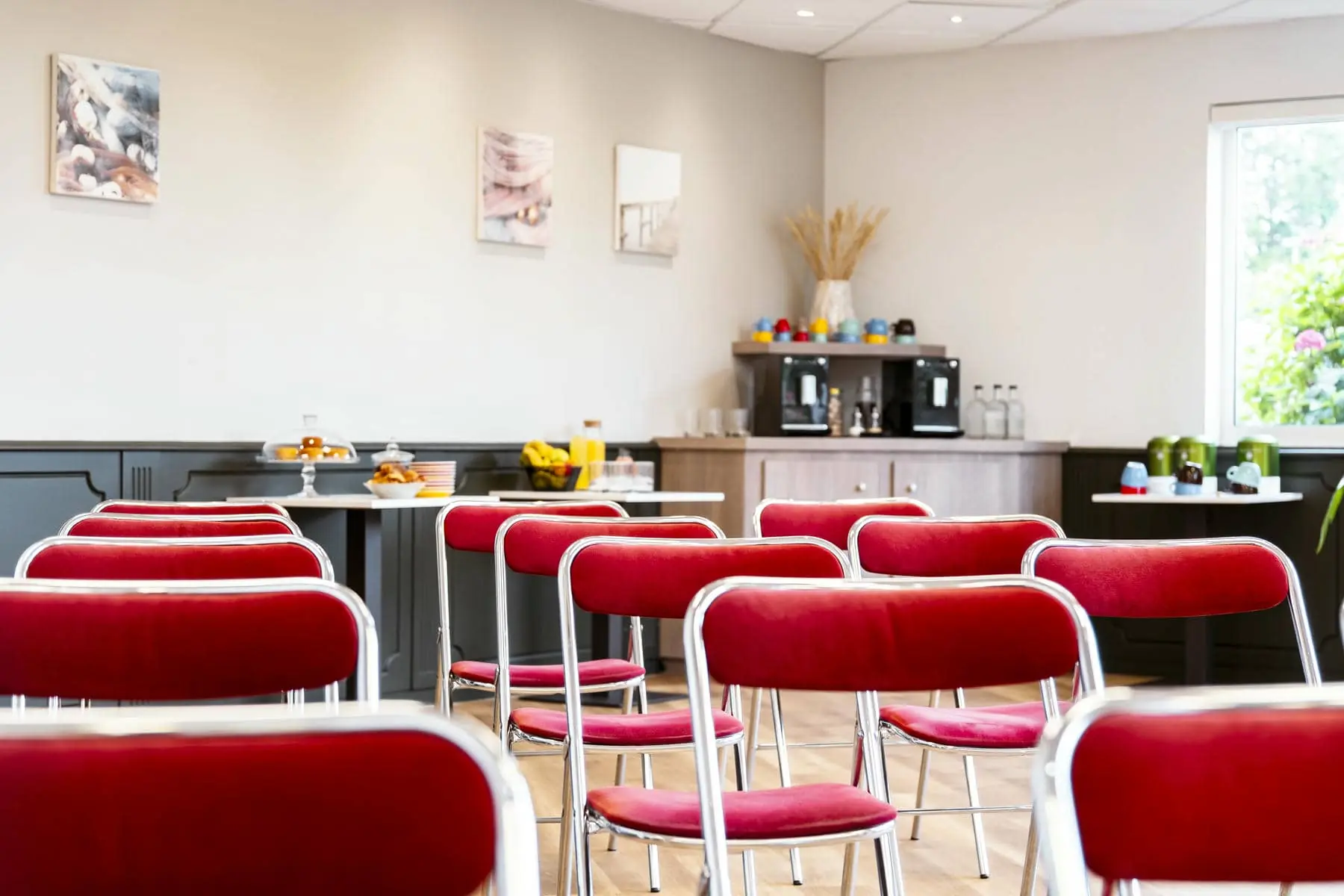 une rangée de chaises pliantes rouges dans une pièce