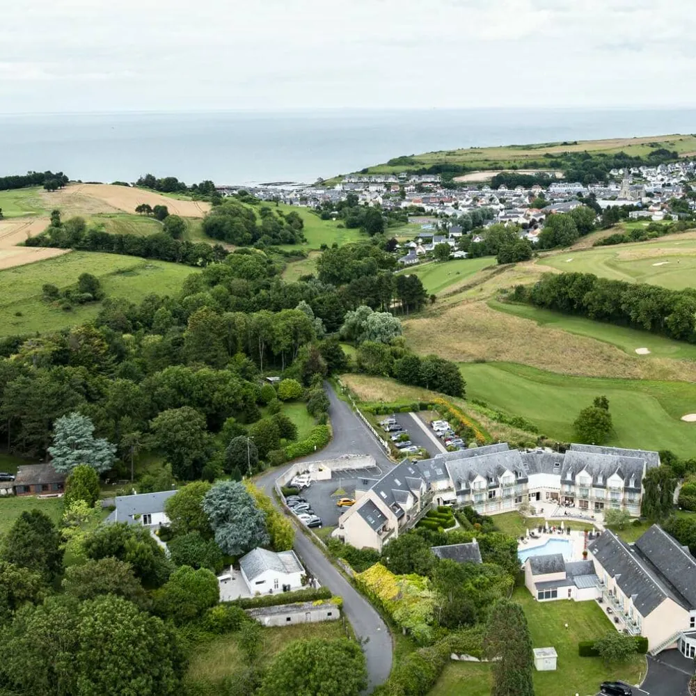 une vue aérienne d'un quartier résidentiel avec un terrain de golf en arrière-plan