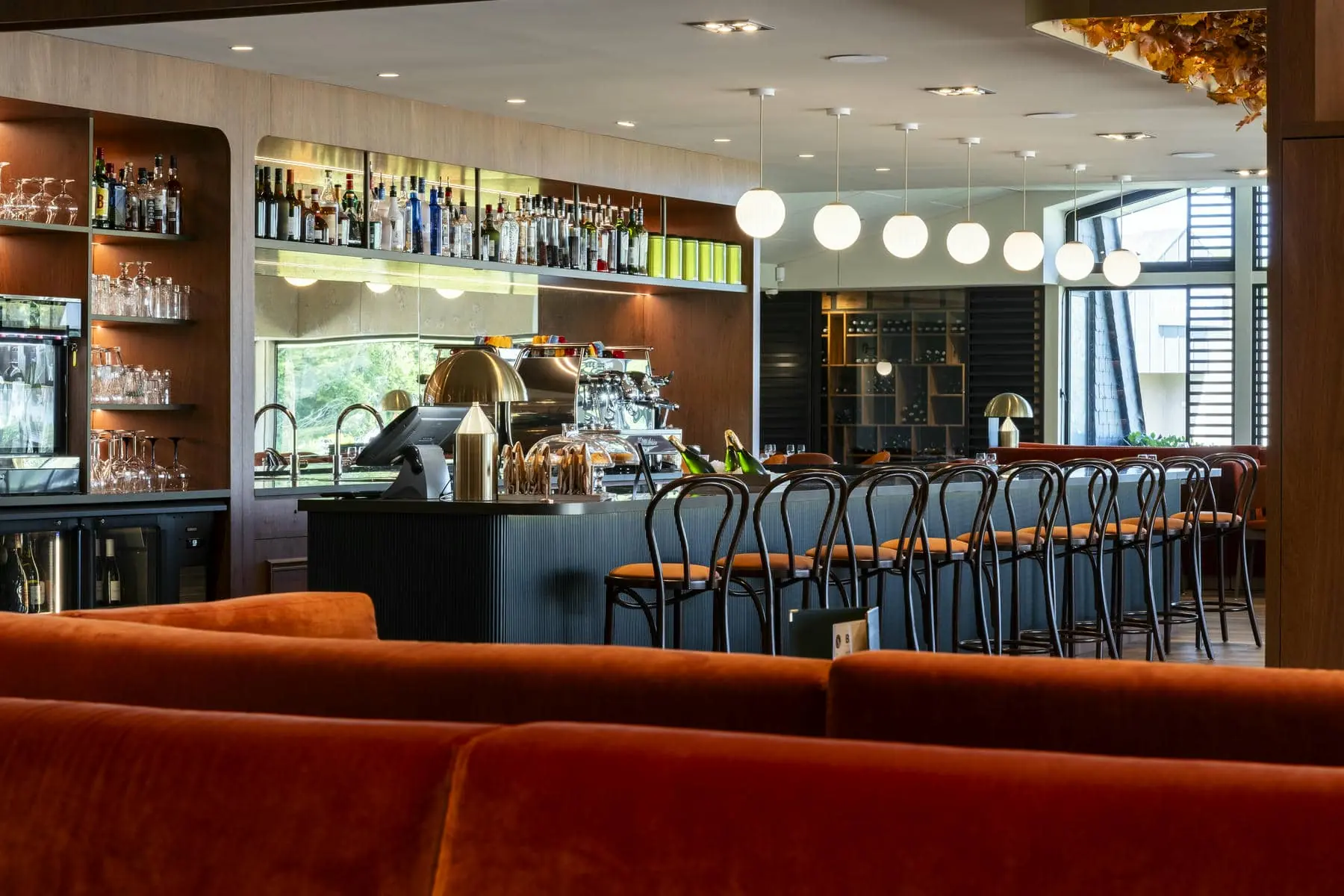 un bar dans un restaurant avec une bouteille de champagne sur le comptoir