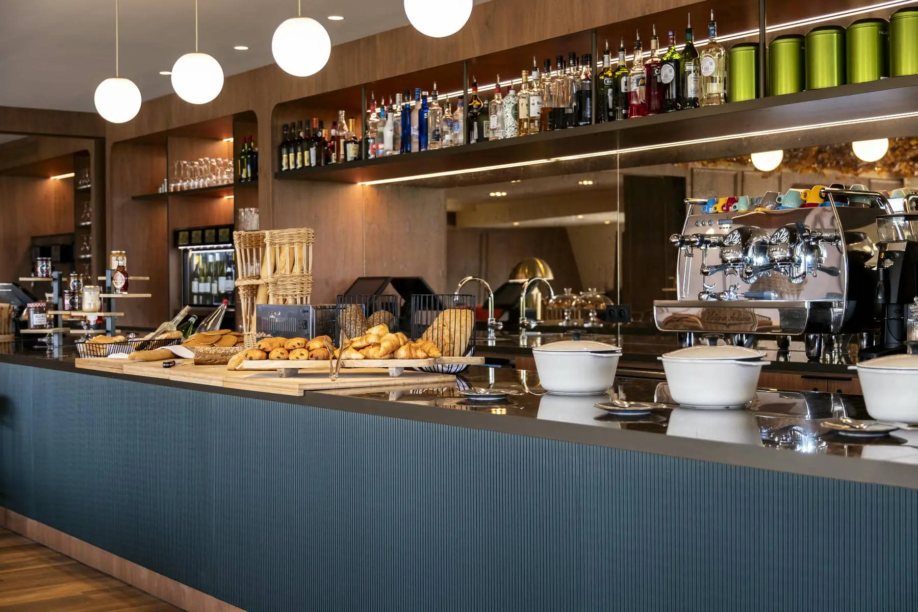 un présentoir de pain trône sur le comptoir d'un restaurant